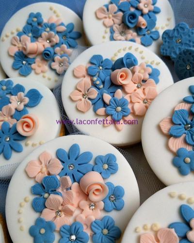biscotti-matrimonio-rotondi-fiori-rosa-azzurro