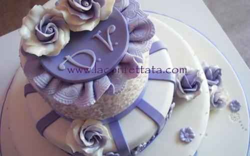 torta-matrimonio-merletto-rose-sfumate-bianco-glicine-particolare-decorazione
