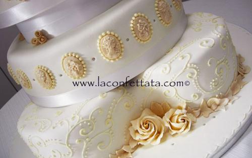torta-matrimonio-multipiano-decorazioni-avorio-particolare-cammei