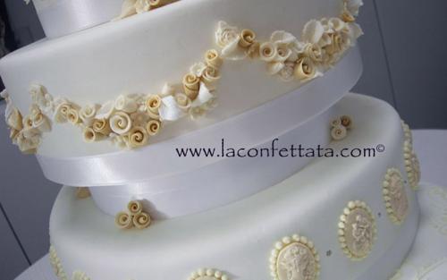 torta-matrimonio-multipiano-decorazioni-avorio-particolare-roselline