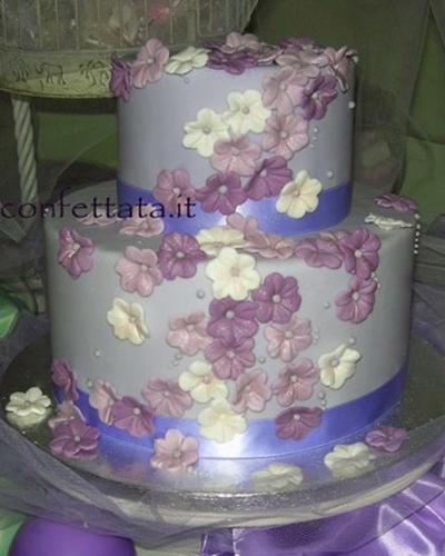torta-matrimonio-pioggia-fiorellini-toni-lilla